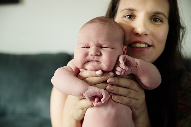Óriásbébi született! A több mint 6 kilós kisfiút természetes úton hozta világra az anyukája - Fotók