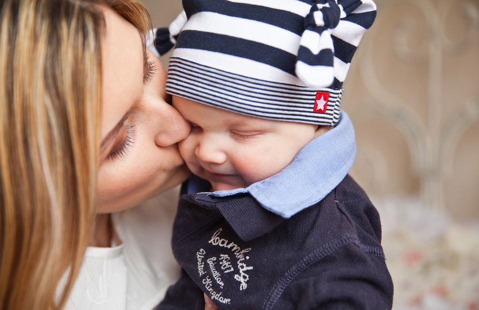 Hogyan képes egy anya elhagyni a gyermekét? Milyen ok vezethet egy ilyen súlyos döntéshez? Pszichológus véleménye