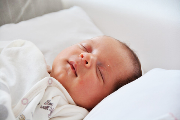 Hirtelen csecsemőhalál megelőzése: a kisbabának külön ágyban kellene aludnia egy új tanulmány szerint