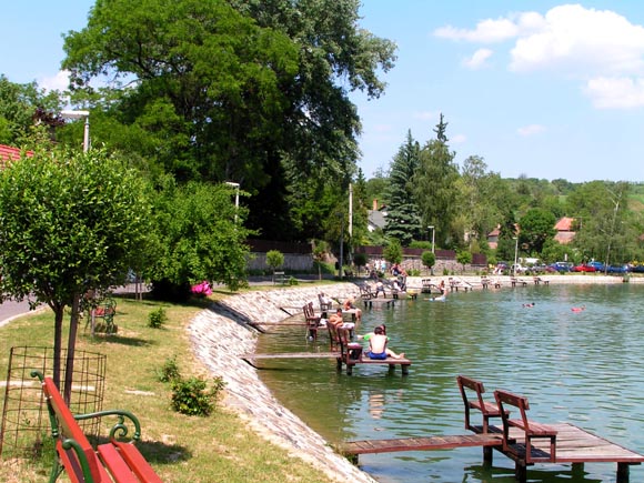 5 szuper kis tó Budapest közelében, ahol babával, kisgyerekkel is lehet strandolni