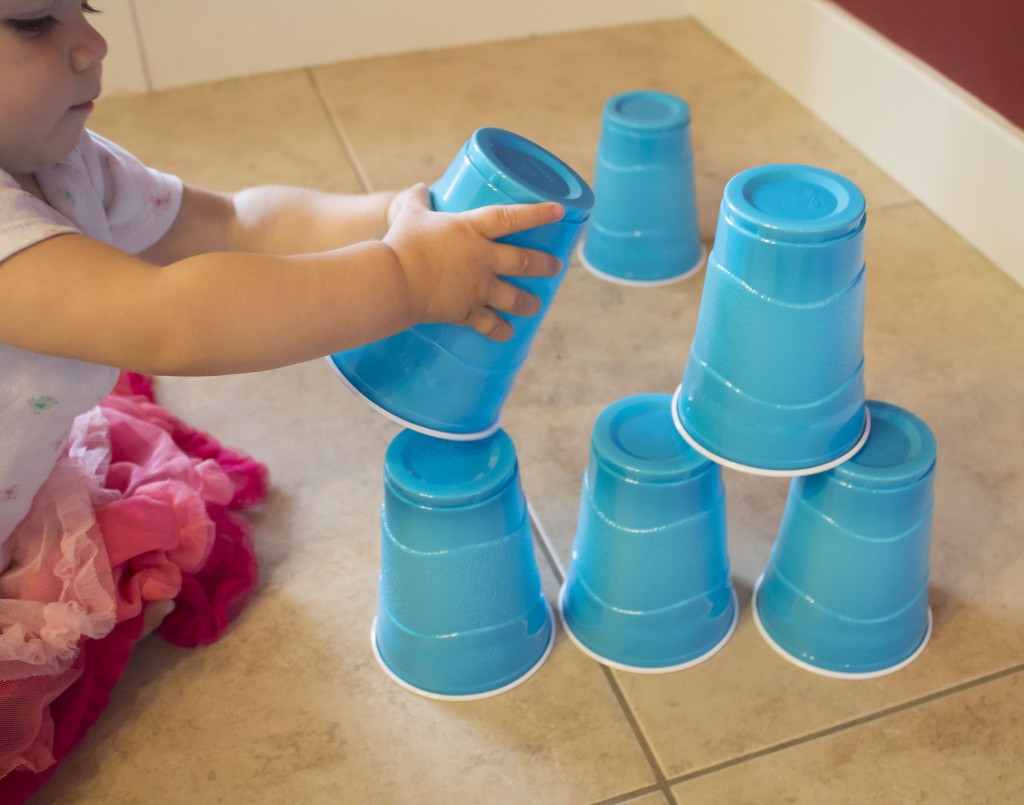 Fotók: 6 filléres játék hétköznapi tárgyakból, ami hosszú ideig leköti a babákat!