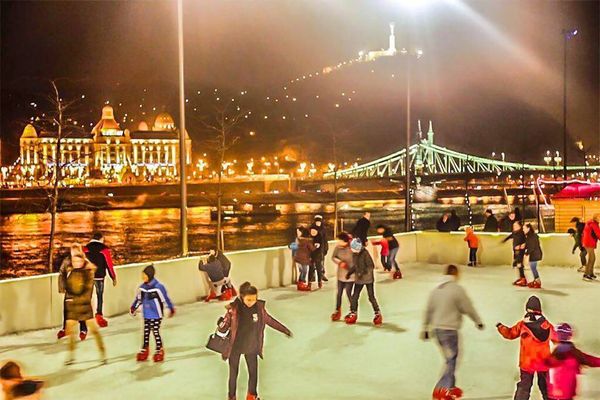 Ide vidd el a gyereket idén télen! 8 ingyenes korcsolyapálya Budapesten, ami szuper családi program lehet