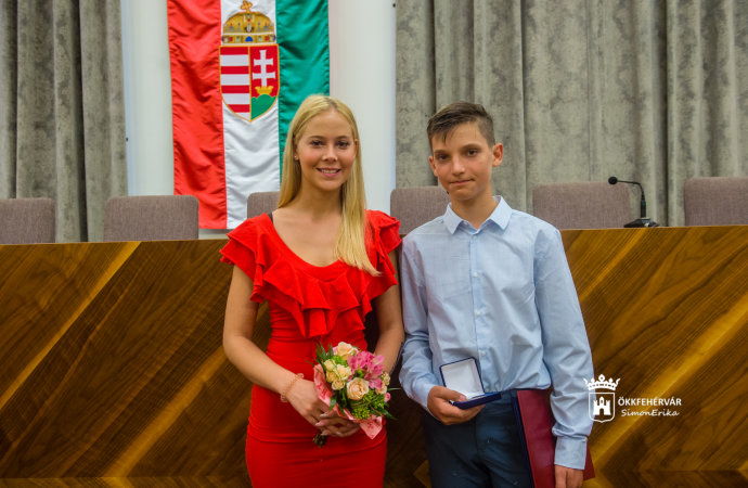 Ez a 15 éves fiú mentette meg a diáklány életét, akit lódarázs csípett meg! - Most életmentő érdemérmet kapott hősiességéért