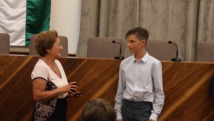 Ez a 15 éves fiú mentette meg a diáklány életét, akit lódarázs csípett meg! - Most életmentő érdemérmet kapott hősiességéért