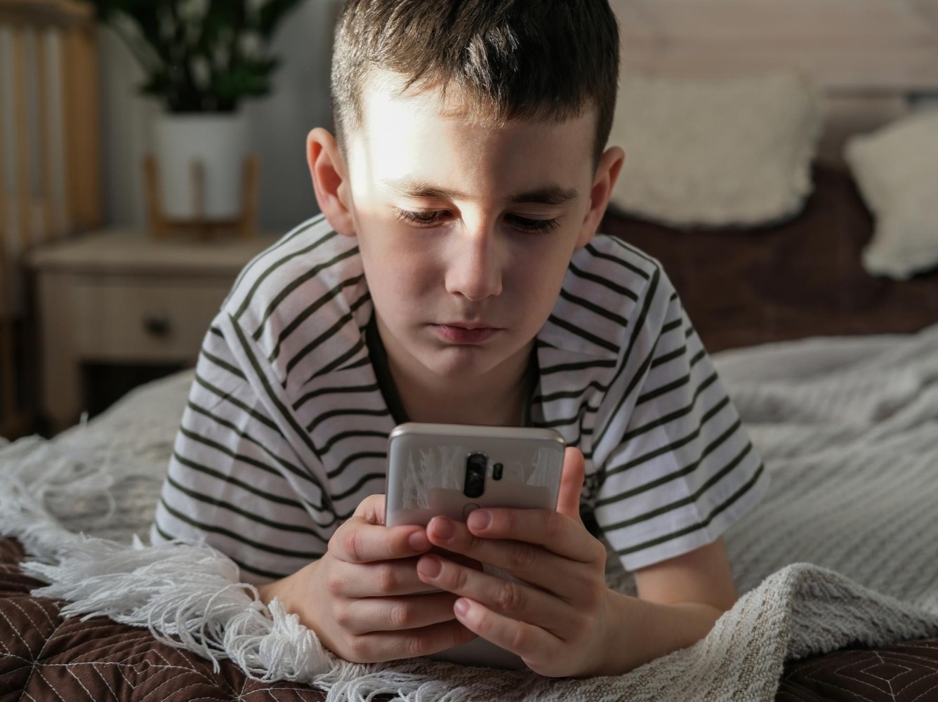 Kiskamaszok, kamaszok szülei figyeljetek! Aggasztó és veszélyes trend terjed a tinédzserek között