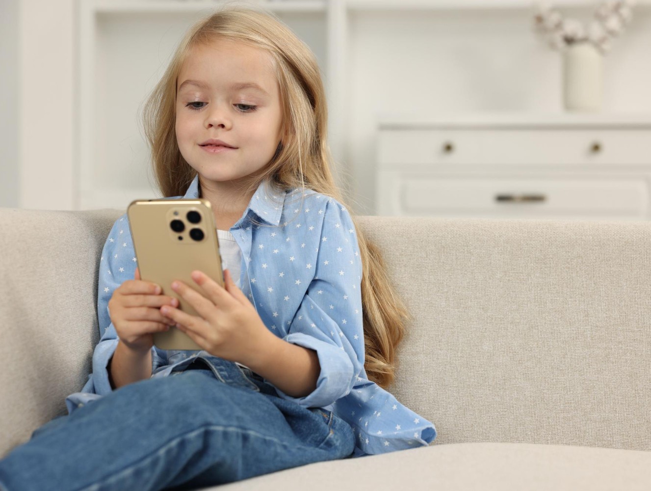 Döbbenetes: Egyre korábban kapnak saját mobilt a gyerekek - Vannak, akik már óvodáskorban!