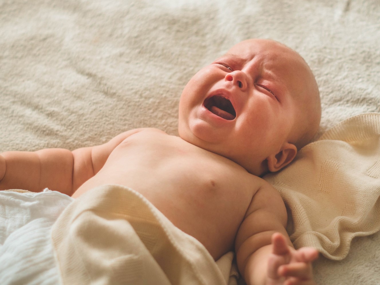 Mit kell tenni, ha leesett a baba az ágyról, pelenkázóról? - Mikor kell orvost, vagy mentőt hívni?
